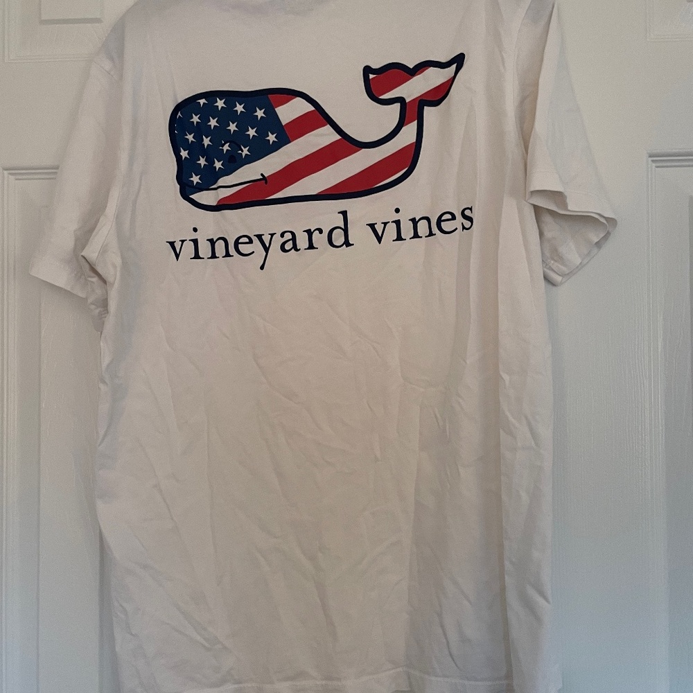 Vineyard vines white pocket  Americana t-shirt. Size small.